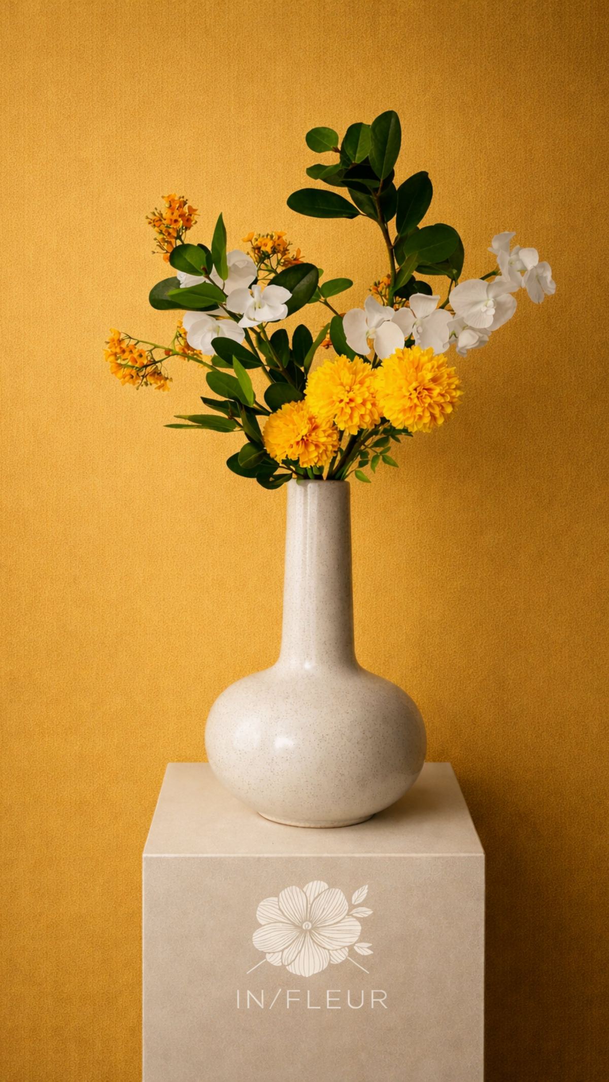 Zijden boeket op een sokkel met het IN/FLEUR merkteken