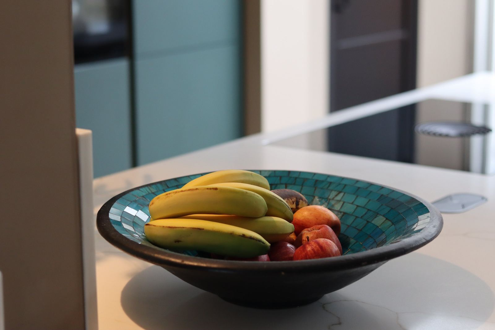 Schaal met fruit op het kookeiland
