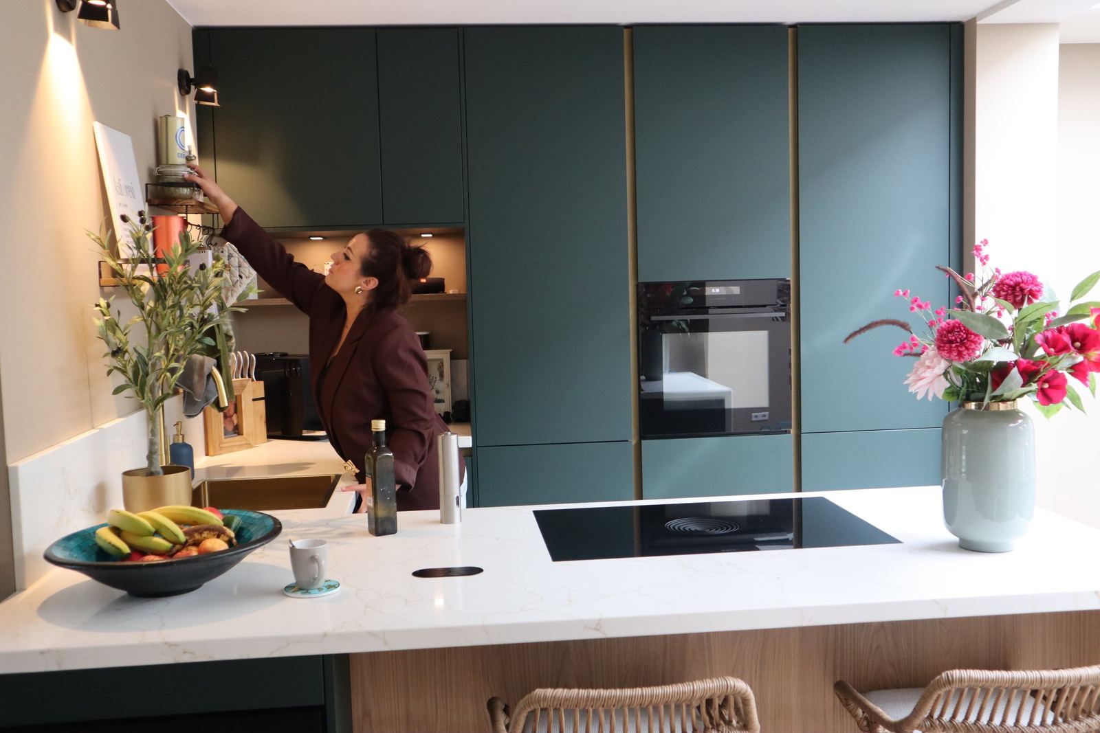 Groene keuken volledig gestyled met boeket