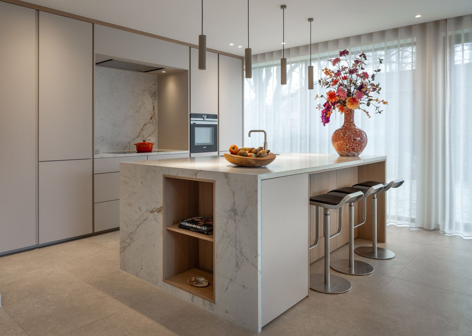 Keuken met marmeren eiland en boeket