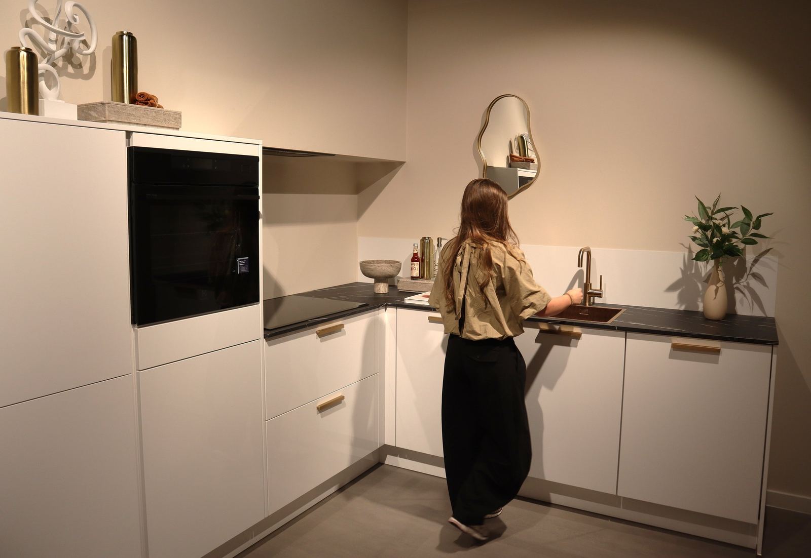 Bewoner in de nieuw opgeleverde keuken