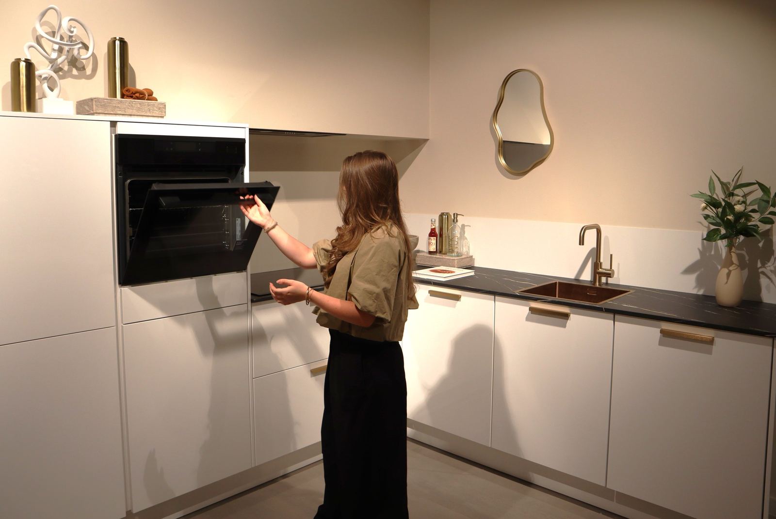 Bewoner opent de oven in de nieuwe keuken