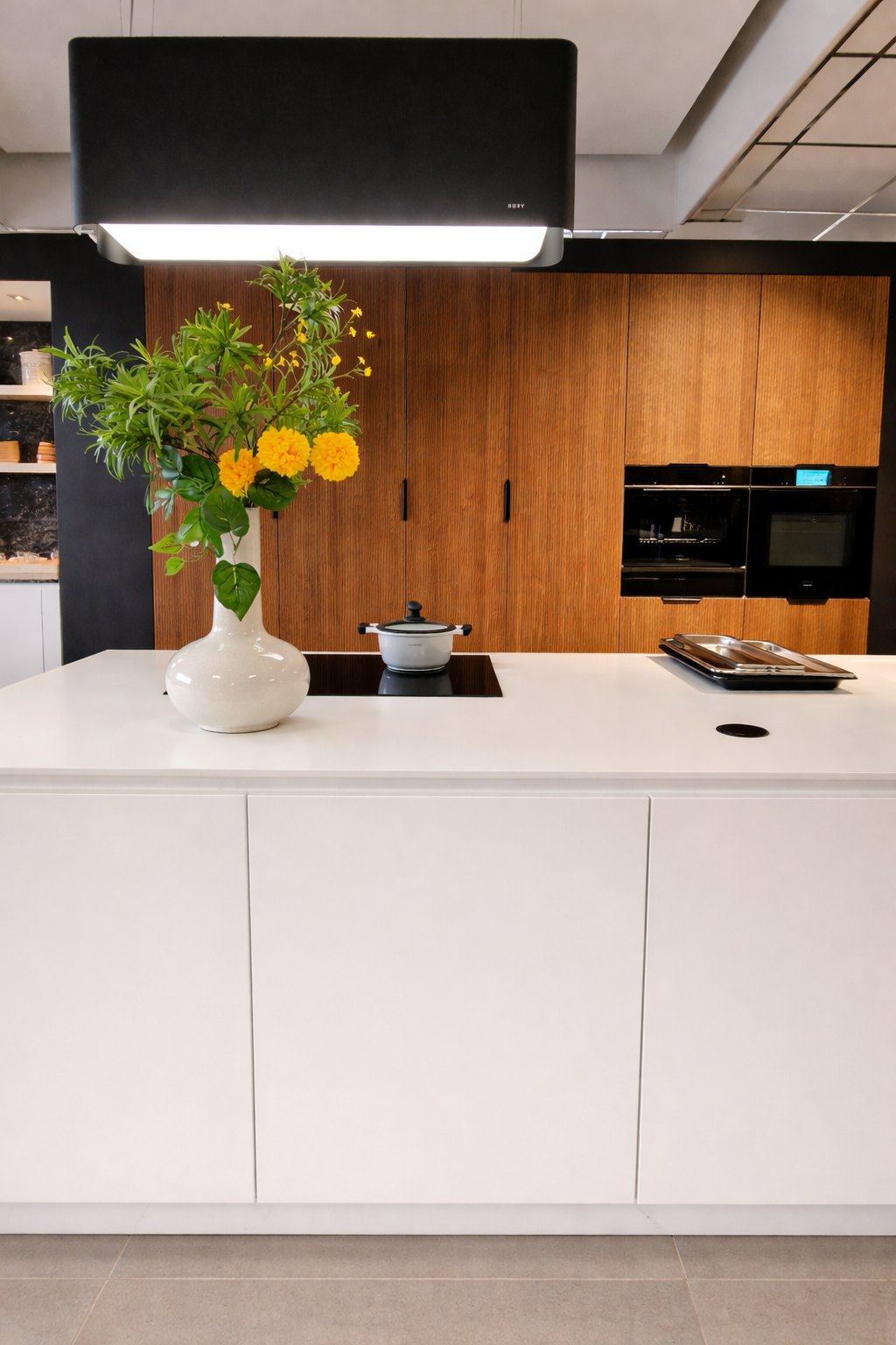 Dezelfde showroomkeuken met een sculptuur van IN/FLEUR